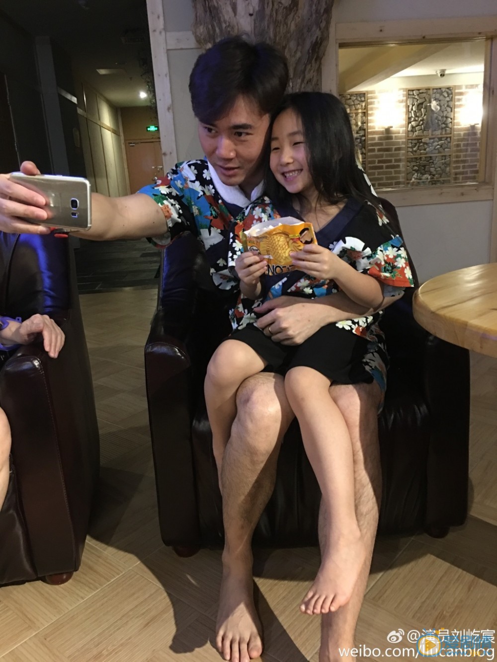 刘屹宸父女生活照 刘屹宸高清写真_刘屹宸高清剧照