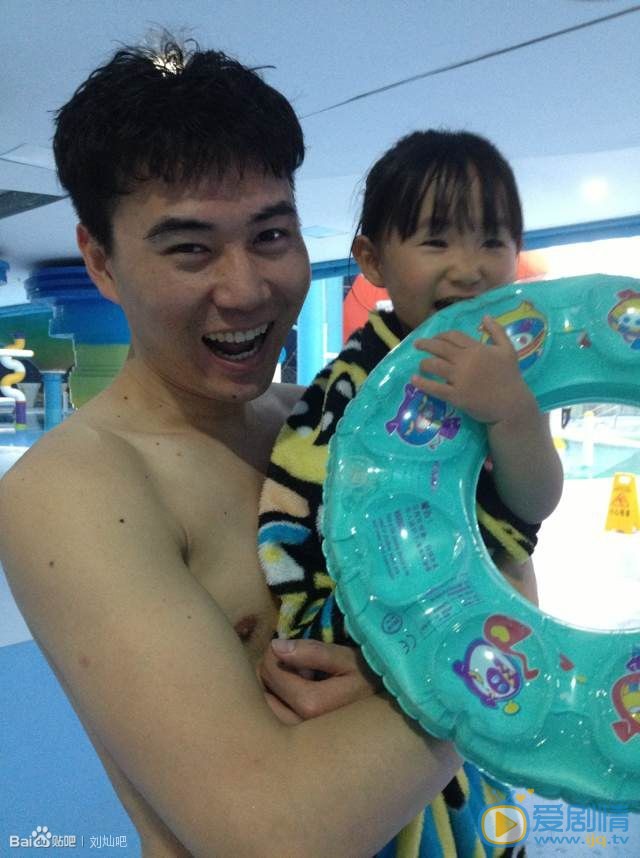 刘屹宸父女生活照 刘屹宸高清写真_刘屹宸高清剧照