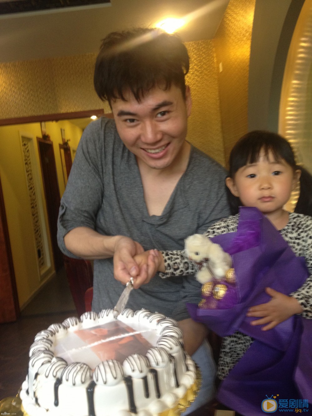 刘屹宸父女生活照 刘屹宸高清写真_刘屹宸高清剧照
