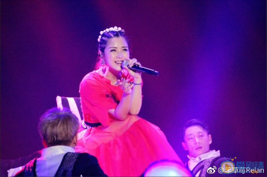何洁演唱会现场 何洁高清写真_何洁高清剧照