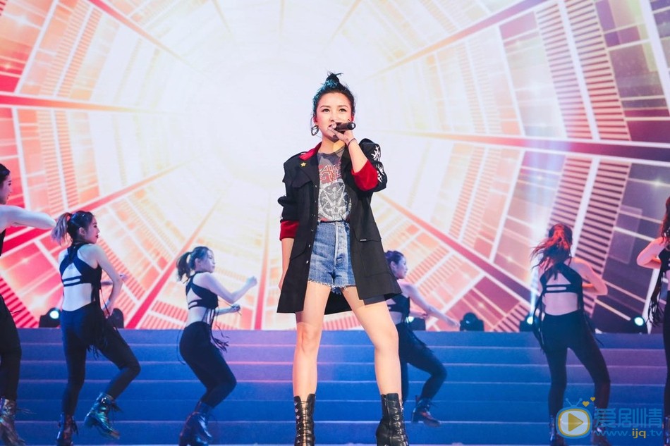 何洁演唱会现场 何洁高清写真_何洁高清剧照