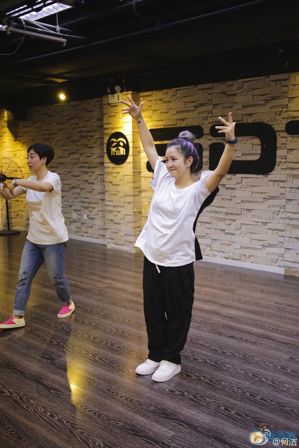 何洁健身练舞照 何洁高清写真_何洁高清剧照