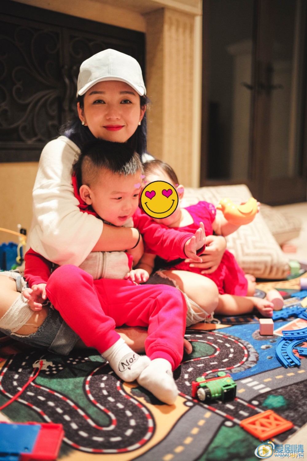 何洁儿子合照 何洁高清写真_何洁高清剧照