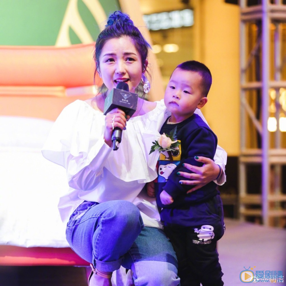 何洁儿子合照 何洁高清写真_何洁高清剧照