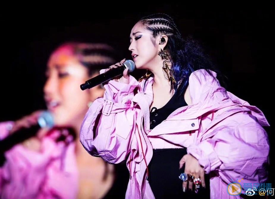 何洁演唱会现场 何洁高清写真_何洁高清剧照