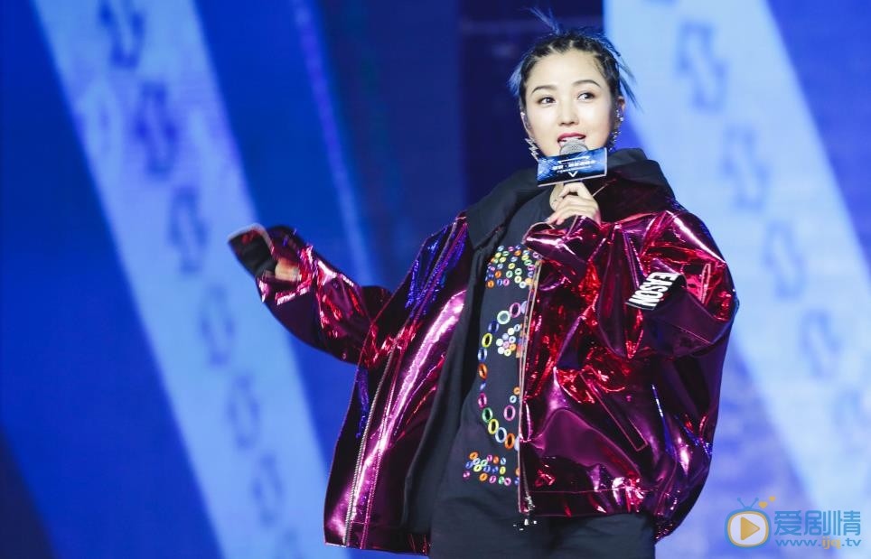何洁演唱会现场 何洁高清写真_何洁高清剧照