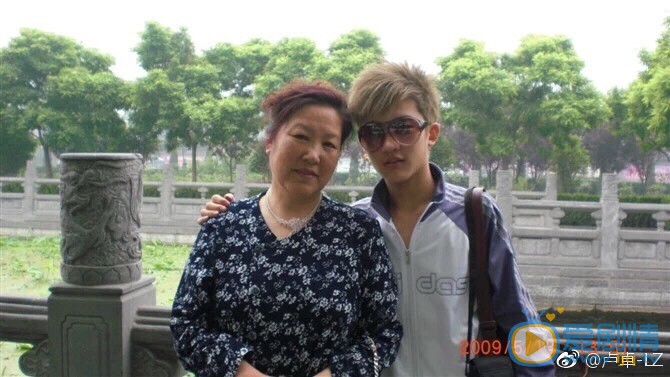 卢卓家人合照 卢卓高清写真_卢卓高清剧照