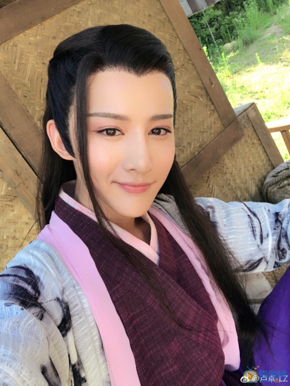 卢卓片场自拍照 卢卓高清写真_卢卓高清剧照