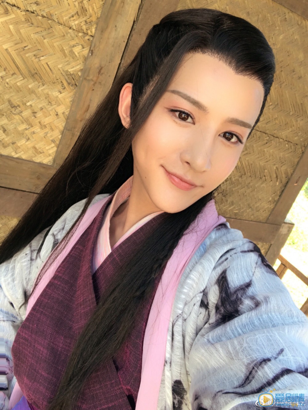 卢卓片场自拍照 卢卓高清写真_卢卓高清剧照