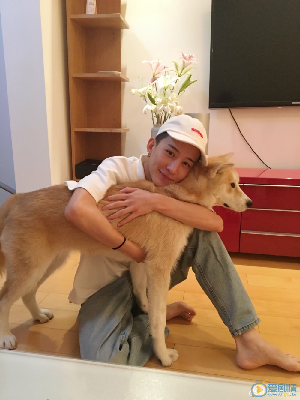 卢卓萌宠合照 卢卓高清写真_卢卓高清剧照