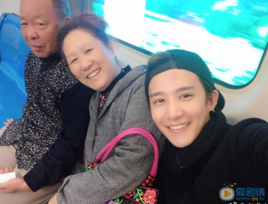 卢卓家人合照 卢卓高清写真_卢卓高清剧照