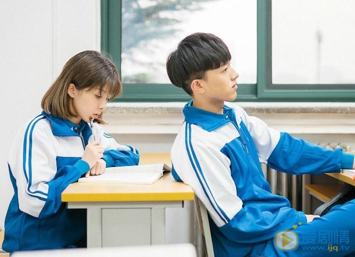 王玲玉校服情侣写真 王玲玉高清写真_王玲玉高清剧照