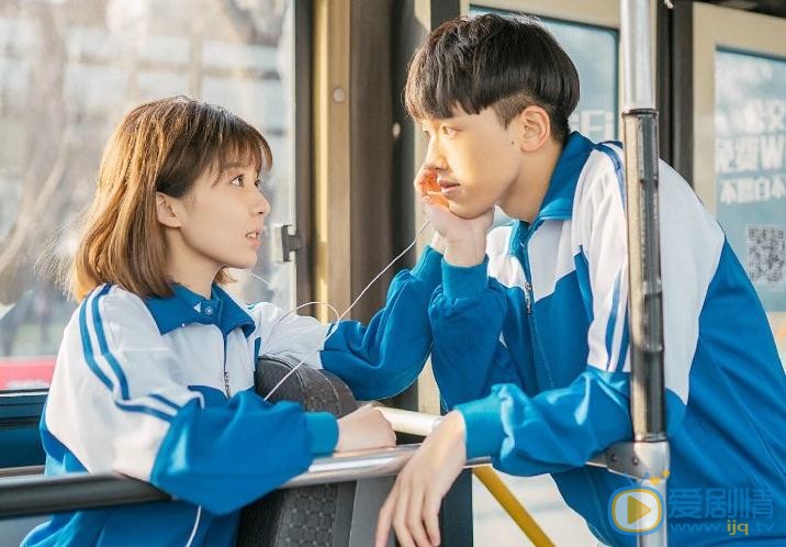 王玲玉校服情侣写真 王玲玉高清写真_王玲玉高清剧照
