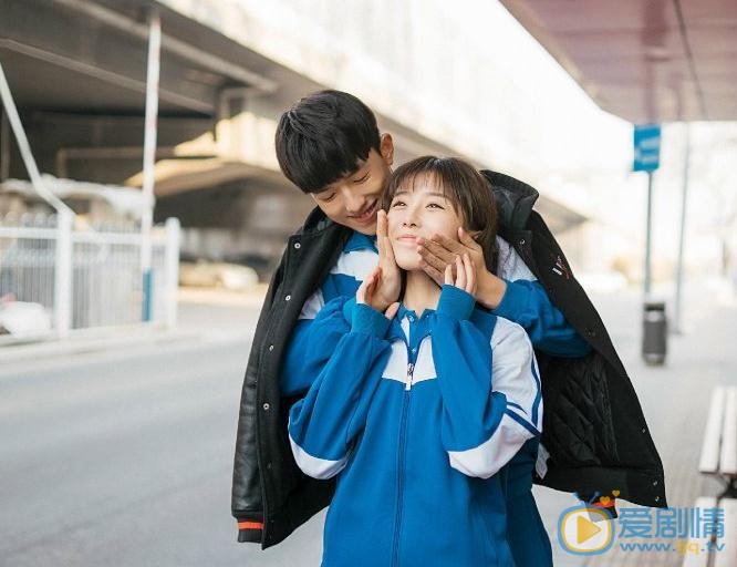 王玲玉校服情侣写真 王玲玉高清写真_王玲玉高清剧照