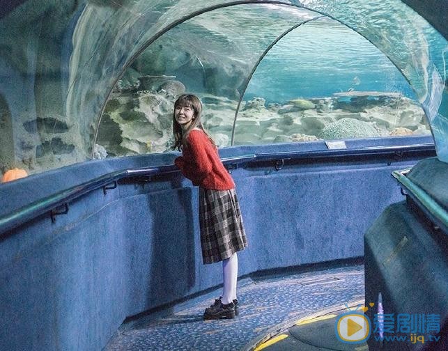 王玲玉红色写真 王玲玉高清写真_王玲玉高清剧照