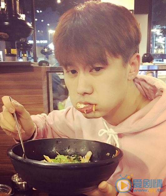 李柄辉生活照 李柄辉高清写真_李柄辉高清剧照