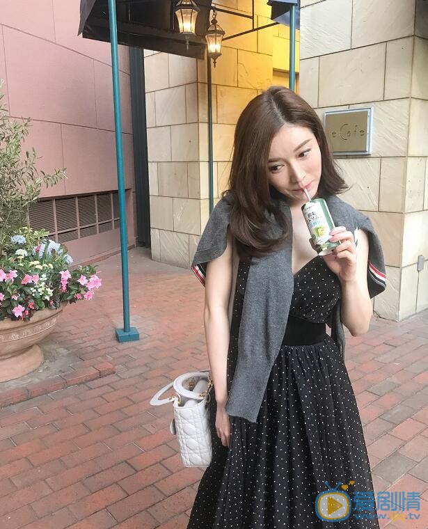 李艾瑾卖萌照 李艾瑾高清写真_李艾瑾高清剧照