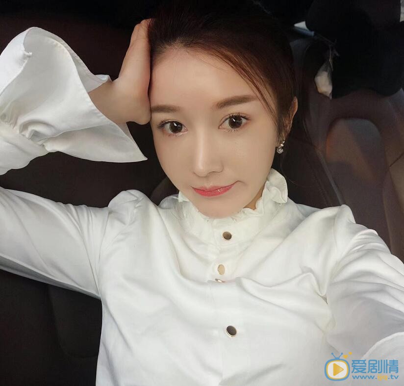 李艾瑾卖萌照 李艾瑾高清写真_李艾瑾高清剧照