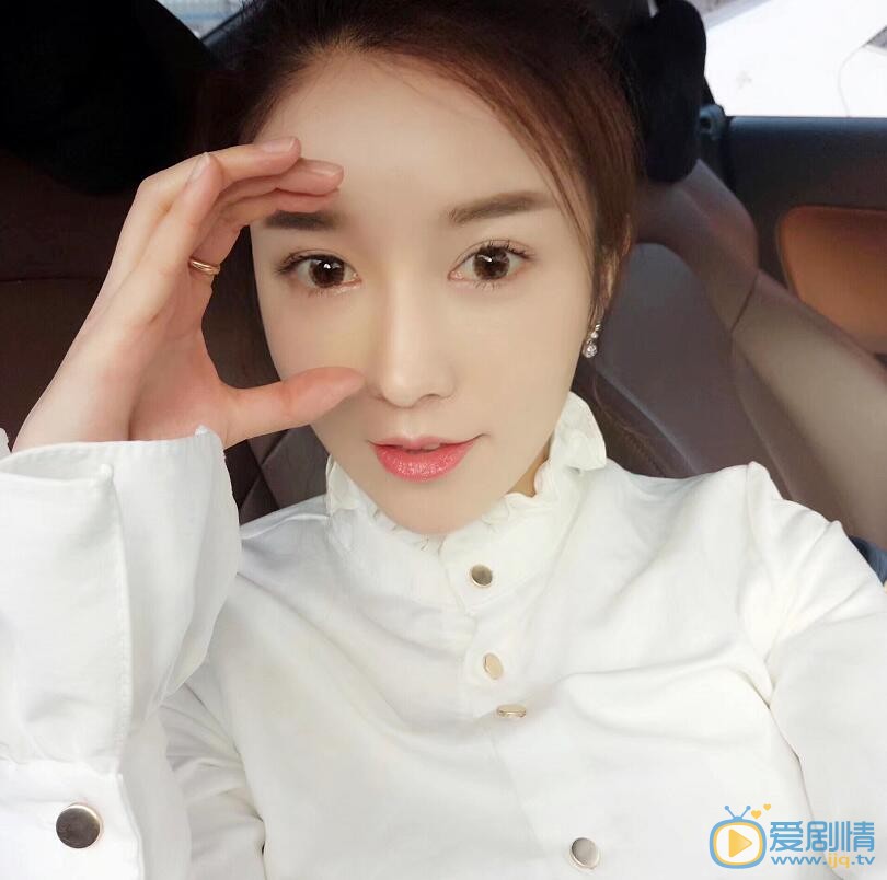 李艾瑾卖萌照 李艾瑾高清写真_李艾瑾高清剧照