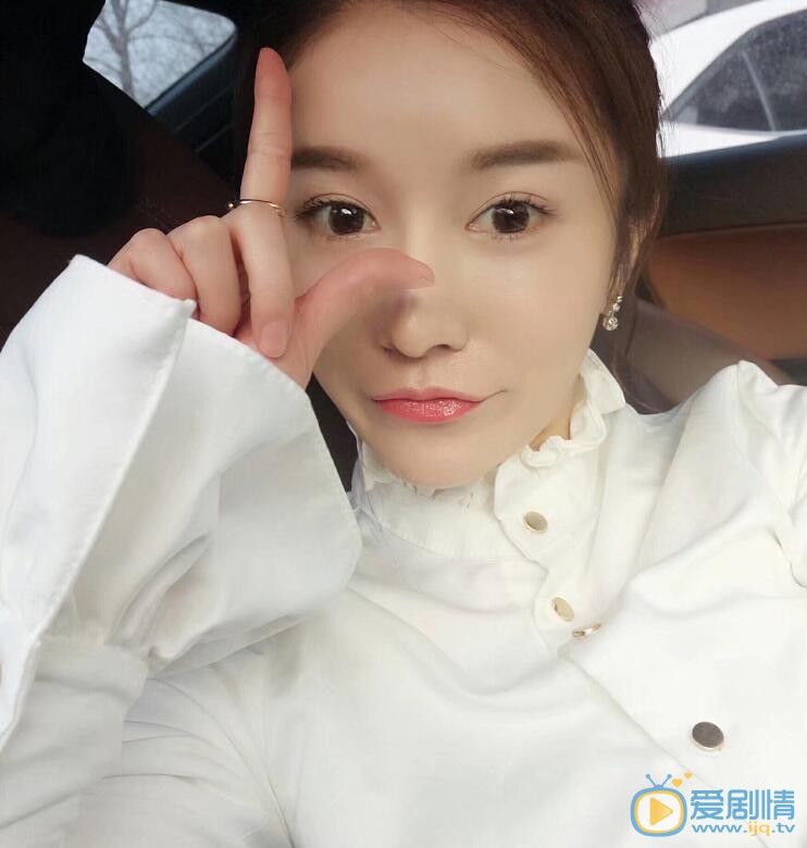 李艾瑾卖萌照 李艾瑾高清写真_李艾瑾高清剧照