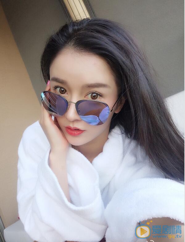 李艾瑾卖萌照 李艾瑾高清写真_李艾瑾高清剧照