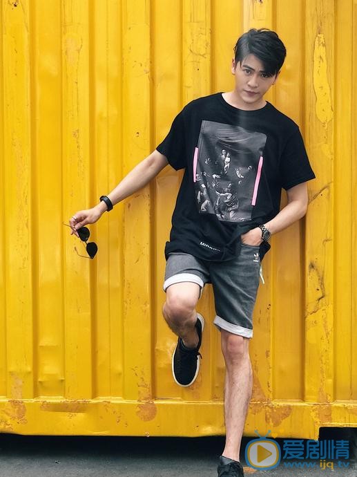 黄新皓街拍写真 黄新皓高清写真_黄新皓高清剧照