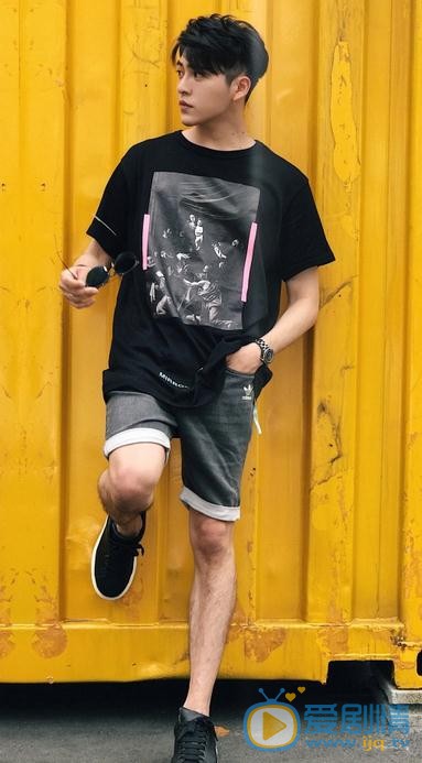 黄新皓街拍写真 黄新皓高清写真_黄新皓高清剧照