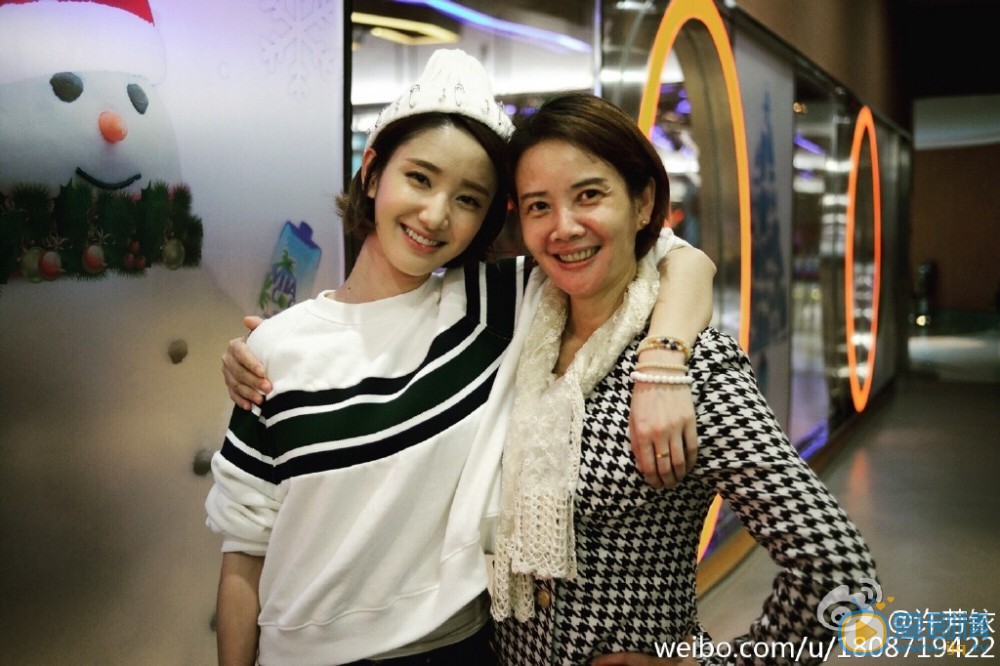 许芳铱与人合照 许芳铱高清写真_许芳铱高清剧照