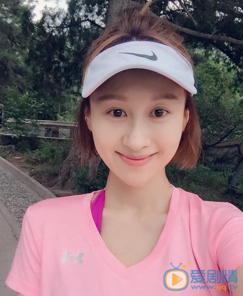 那些年我们正年轻向晴是谁演的？向晴扮演者练束梅个人资料、写真及生活照欣赏
