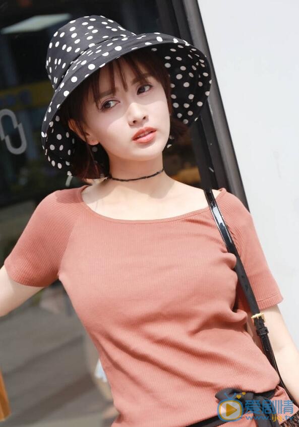 梁缘街拍写真 梁缘高清写真_梁缘高清剧照