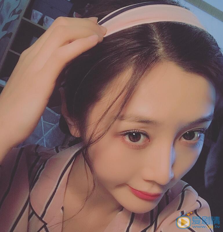李小娇卖萌照 李小娇高清写真_李小娇高清剧照