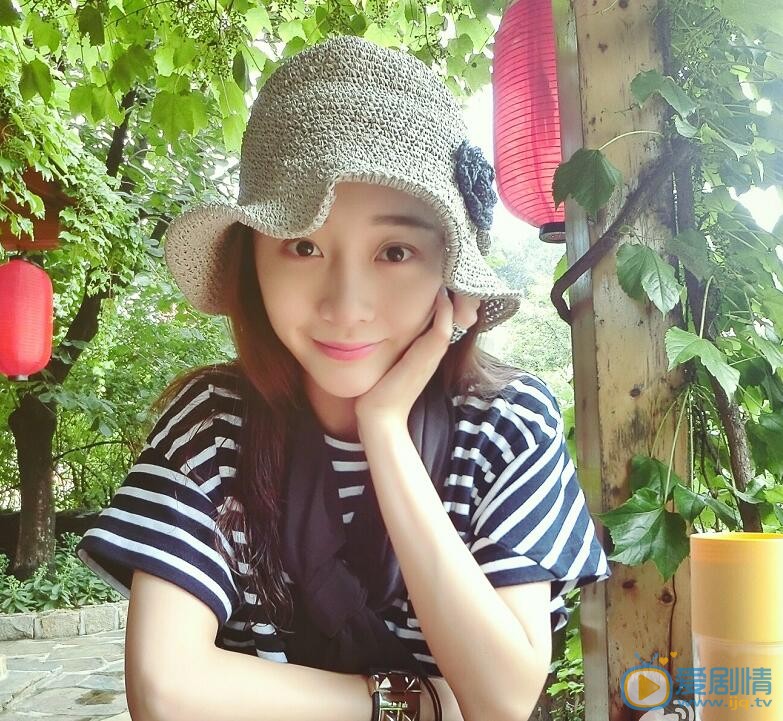 李小娇卖萌照 李小娇高清写真_李小娇高清剧照