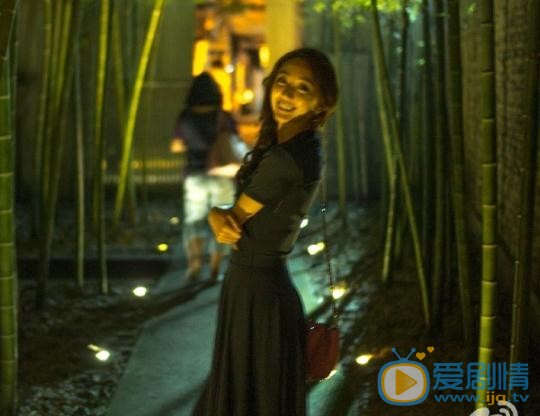 张宇菲夜色街拍 张宇菲高清写真_张宇菲高清剧照