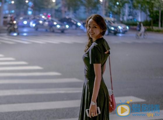 张宇菲夜色街拍 张宇菲高清写真_张宇菲高清剧照