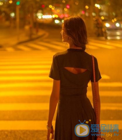 张宇菲夜色街拍 张宇菲高清写真_张宇菲高清剧照