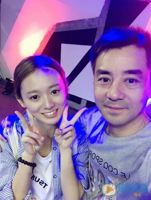 叶丽娜与人合照 叶丽娜高清写真_叶丽娜高清剧照