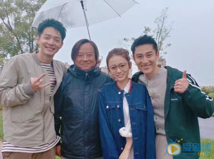 叶丽娜与人合照 叶丽娜高清写真_叶丽娜高清剧照