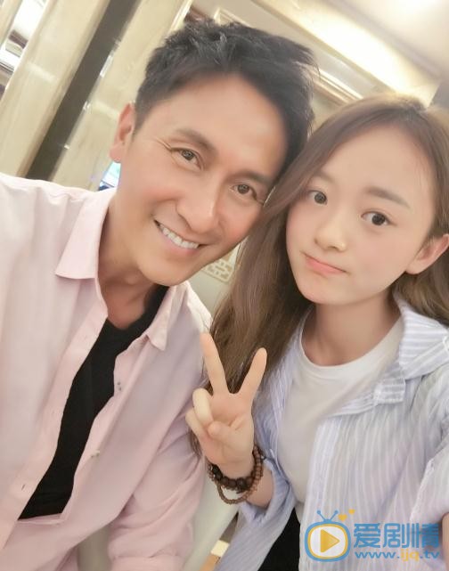 叶丽娜与人合照 叶丽娜高清写真_叶丽娜高清剧照