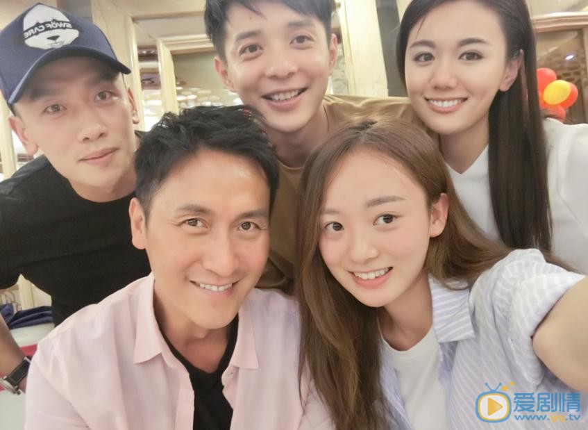 叶丽娜与人合照 叶丽娜高清写真_叶丽娜高清剧照