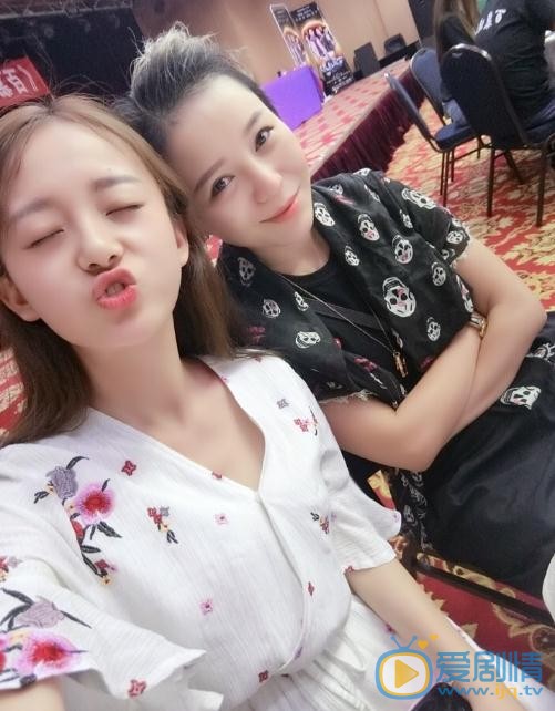 叶丽娜与人合照 叶丽娜高清写真_叶丽娜高清剧照