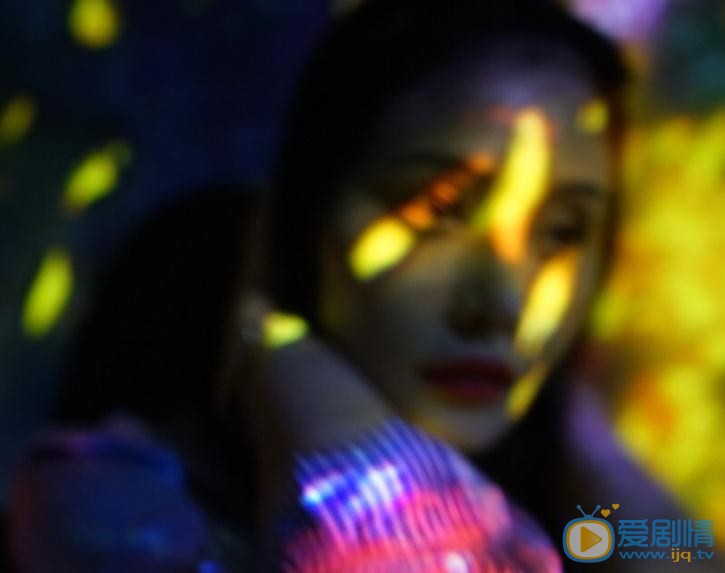 易易紫炫彩写真 易易紫高清写真_易易紫高清剧照