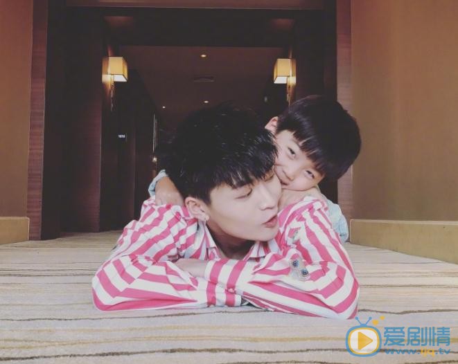 宁桓宇与人合照 宁桓宇高清写真_宁桓宇高清剧照