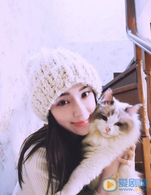 刘倩妤与宠物合照 刘倩妤高清写真_刘倩妤高清剧照