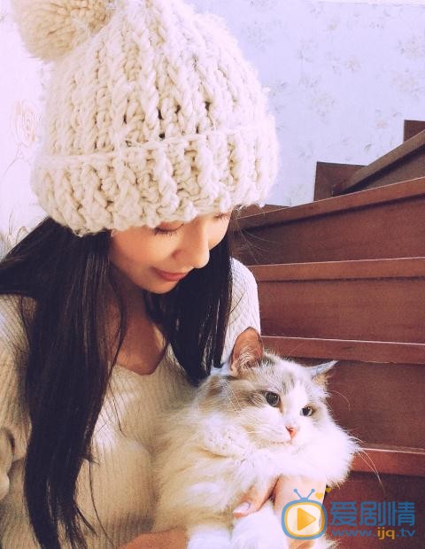 刘倩妤与宠物合照 刘倩妤高清写真_刘倩妤高清剧照