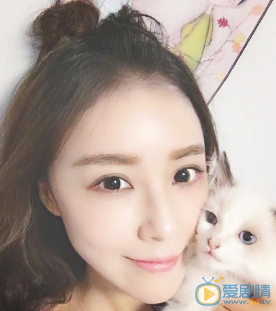 刘倩妤与宠物合照 刘倩妤高清写真_刘倩妤高清剧照