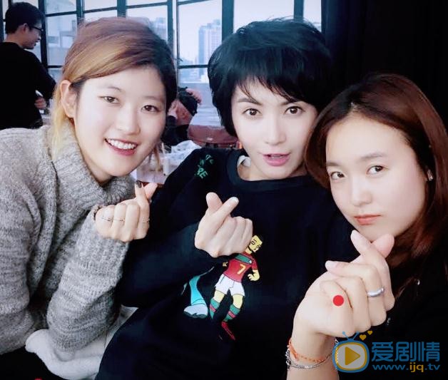 李媛与人合照 李媛高清写真_李媛高清剧照