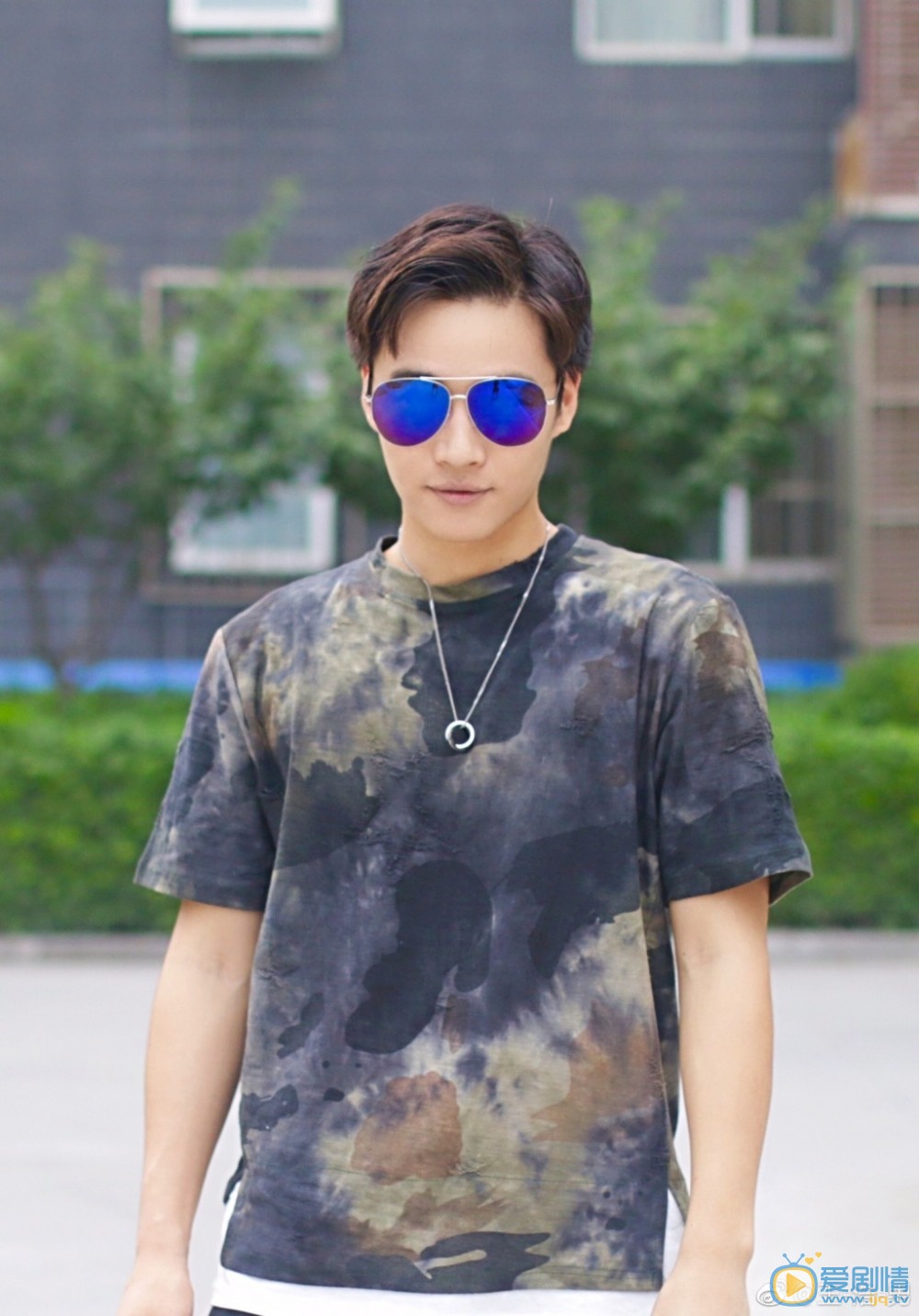 王浩男帅气街拍 王浩男高清写真_王浩男高清剧照