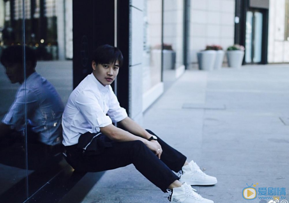 王浩男帅气街拍 王浩男高清写真_王浩男高清剧照