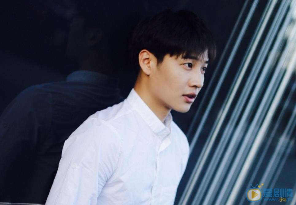 王浩男帅气街拍 王浩男高清写真_王浩男高清剧照