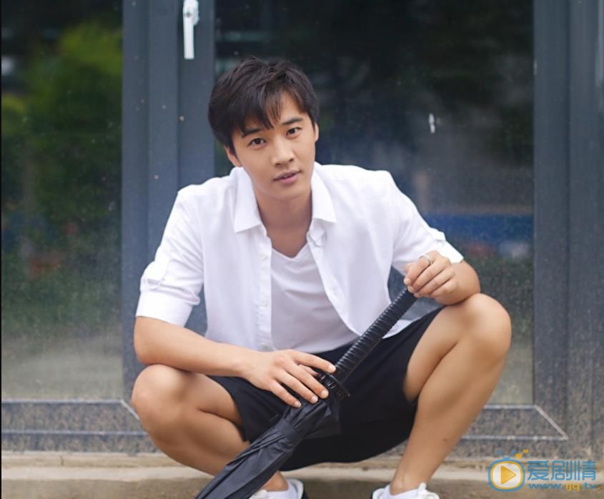 王浩男帅气街拍 王浩男高清写真_王浩男高清剧照